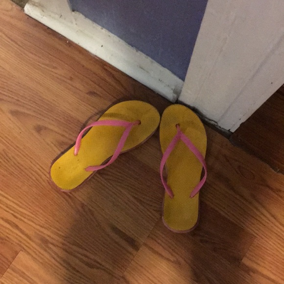 I am selling flip-flops that are yellow and pink - Picture 5 of 5